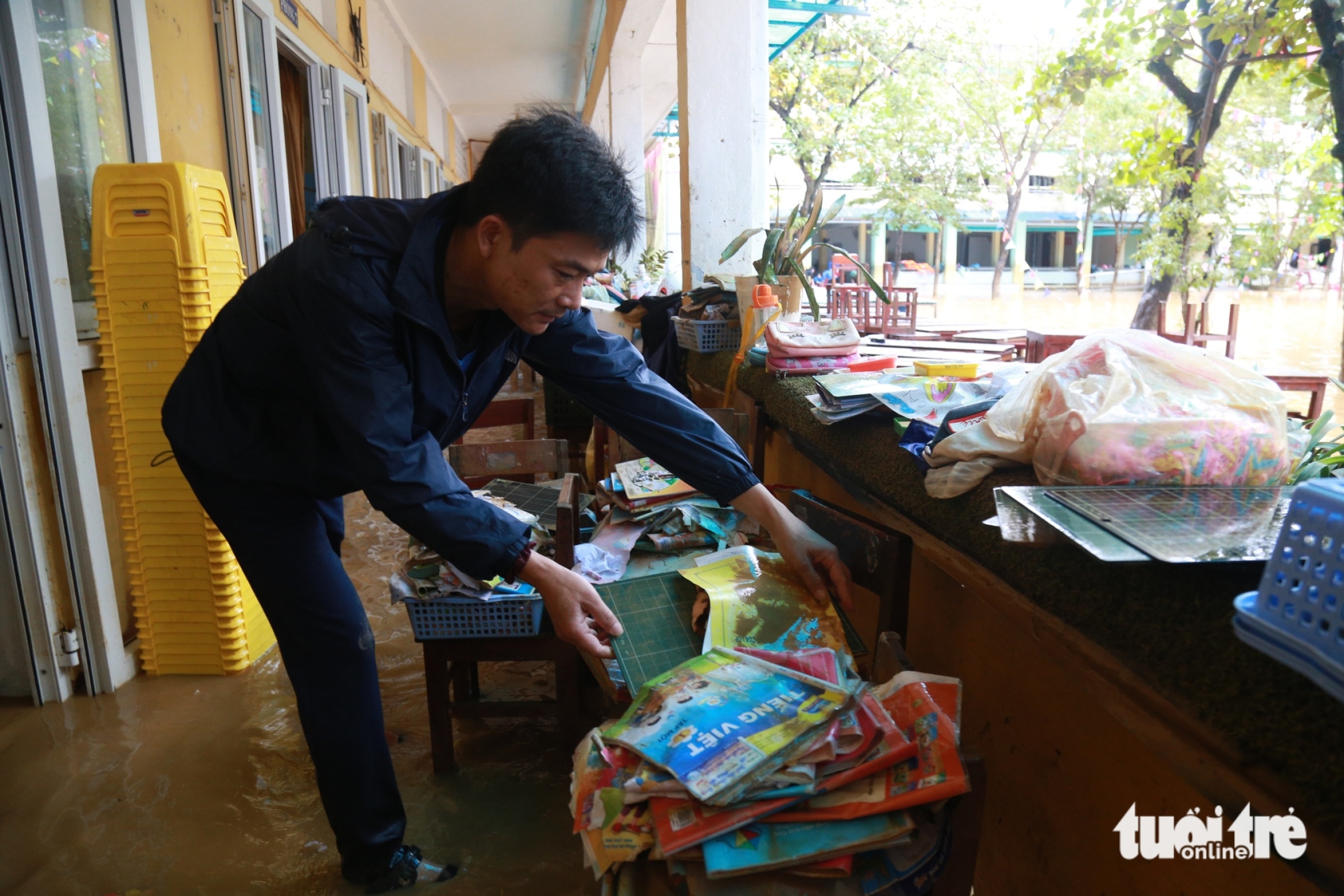 洪水过后书本桌椅被泥浆淹没,顺化师生忙于清理校园